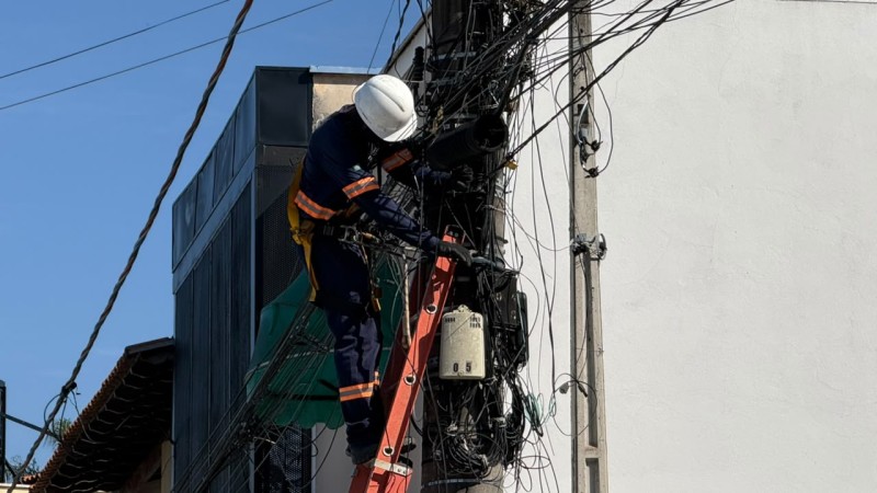 Operação para retirada de fios irregulares segue para Avenida Marechal Deodoro