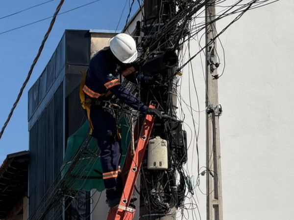 Operação para retirada de fios irregulares segue para Avenida Marechal Deodoro