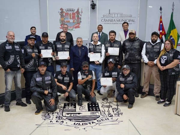 Vereador Julio Mariano homenageia Moto Clube Insanos por trajetória e atuação social