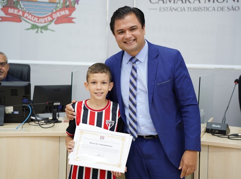 Jovem são-roquense de 10 anos conquista vaga nas categorias de base do São Paulo FC e recebe homenagem do Vereador Wellinton Oliveira