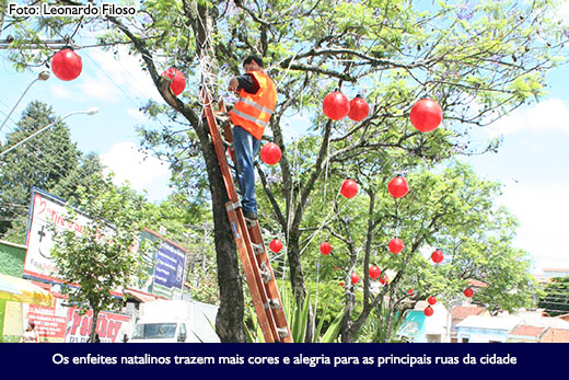 Ruas e avenidas recebem enfeites do projeto Natal Iluminado - Guia São Roque Ruas e avenidas recebem enfeites do projeto Natal Iluminado - Guia São Roque